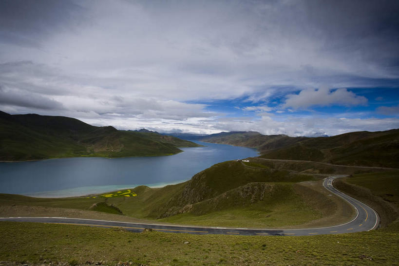 无人,横图,室外,白天,正面,旅游,度假,河流,美景,山,山脉,水,植物,中国,亚洲,阴影,光线,影子,河水,景观,山峰,水流,云,云朵,山峦,云彩,娱乐,西藏,羊卓雍错,树,树木,蓝色,绿色,白云,蓝天,天空,阳光,自然,群山,天,享受,休闲,景色,放松,生长,晴朗,成长,自然风光,藏,东亚,西藏自治区,圣湖,羊湖,中华人民共和国,西南地区,羊卓雍措,羊卓雍错湖,晴空,彩图,那曲地区,尼玛,尼玛县