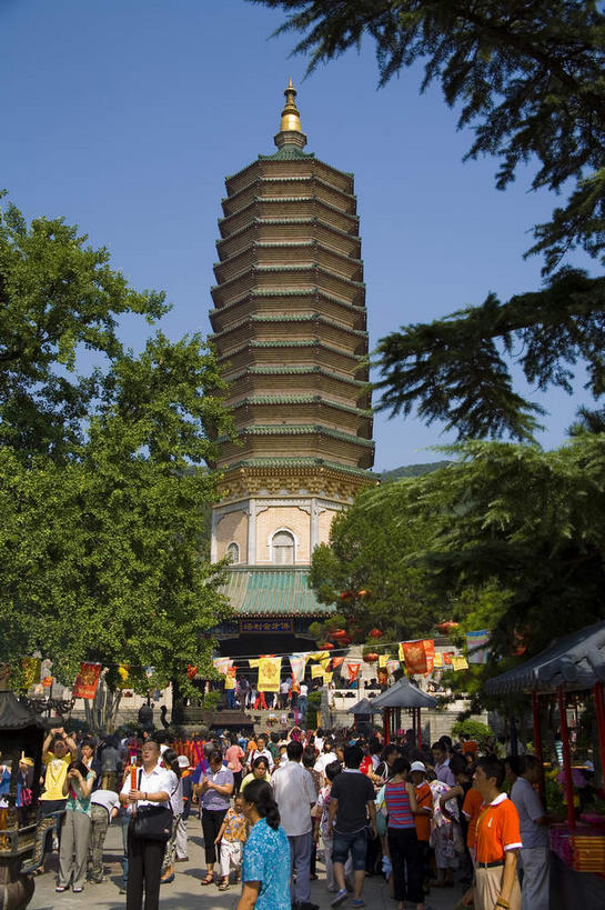 东方人,走,竖图,室外,白天,仰视,旅游,度假,名胜古迹,植物,标志建筑,地标,建筑,北京,中国,亚洲,一排,许多,行人,游客,游人,阴影,服装,遗迹,整齐,并列,并排,光线,瓦片,影子,屋檐,塔,首都,很多,许多人,黄种人,古迹,文物,娱乐,建设,古建筑,檐,路人,旅客,树,树木,排列,衣服,蓝色,绿色,蓝天,天空,阳光,自然,天,一群人,享受,休闲,旅游胜地,放松,服饰,生长,晴朗,成长,衣着,穿着,队列,平行,古文明,东亚,万里无云,中华人民共和国,北京市,京,北平,华北地区,石景山区,衣饰,过客,男人,男性,年轻男性,年轻女性,女人,女性,亚洲人,晴空,晴空万里,步行,散步,走路,半身,彩图,低角度拍摄,八大处,八大处公园,石景山,西山八大处