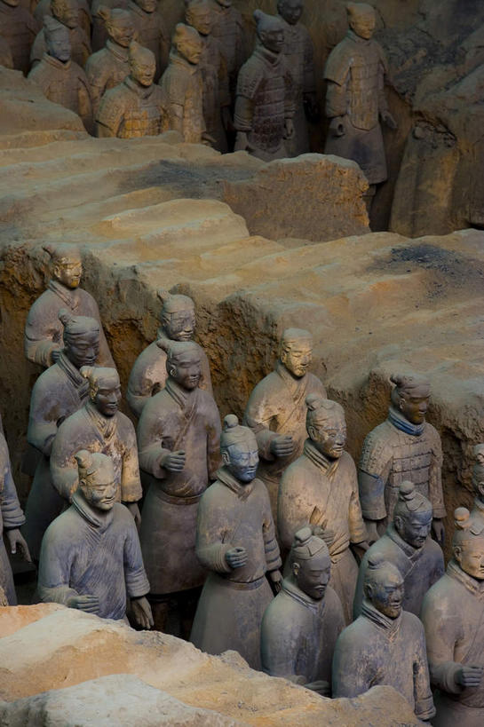 东方人,无人,站,竖图,俯视,室内,白天,旅游,度假,安全,成功,合作,团队,集体,信心,名胜古迹,标志建筑,地标,建筑,雕塑,兵马俑,西安,中国,亚洲,一排,许多,士兵,遗迹,艺术,整齐,装饰,并列,并排,雕刻,雕像,盔甲,建筑群,防护,很多,许多人,黄种人,古迹,文物,娱乐,建设,队伍,古建筑,排列,工艺品,站着,一群人,享受,休闲,墓地,旅游胜地,放松,纪念,保护,战马,军人,美术,领导,坟墓,陵墓,成就,队列,主题,保险,防御,平行,合伙,领袖,陈列,坟场,古文明,东亚,陕西,陕西省,军队,西安市,战车,中华人民共和国,省会,铠甲,功能,美学,防具,防卫,西北地区,陕,秦始皇陵兵马俑,八大奇迹,军事博物馆,平安,男人,男性,中年男性,亚洲人,站立,半身,彩图,高角度拍摄,武装组织,甲胄