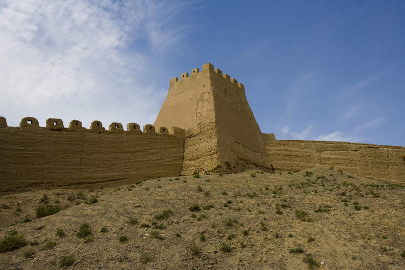 无人,横图,室外,白天,正面,旅游,度假,草地,草坪,名胜古迹,植物,标志建筑,地标,建筑,长城,中国,亚洲,阴影,遗迹,光线,瓦片,影子,墙,屋顶,屋檐,云,云朵,云彩,顶棚,古迹,文物,娱乐,建设,城墙,古建筑,檐,墙壁,墙面,草,蓝色,绿色,白云,蓝天,天空,阳光,天,享受,休闲,旅游胜地,放松,晴朗,坚硬,万里长城,防御,古文明,东亚,甘肃,甘肃省,嘉峪关,中华人民共和国,西北地区,甘,嘉峪关市,坚固,晴空,彩图,嘉峪关长城