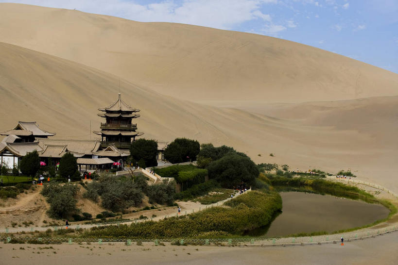 无人,家,横图,俯视,室外,白天,旅游,度假,草地,草坪,美景,沙漠,植物,敦煌,中国,亚洲,阴影,光线,影子,房屋,屋子,景观,云,云朵,云彩,娱乐,楼房,住宅,草,树,树木,蓝色,绿色,白云,蓝天,天空,阳光,自然,天,享受,休闲,景色,放松,生长,晴朗,成长,自然风光,东亚,甘肃,甘肃省,中华人民共和国,西北地区,甘,酒泉,酒泉市,敦煌八景,沙井,月牙泉,大漠,砂漠,晴空,彩图,高角度拍摄,房子