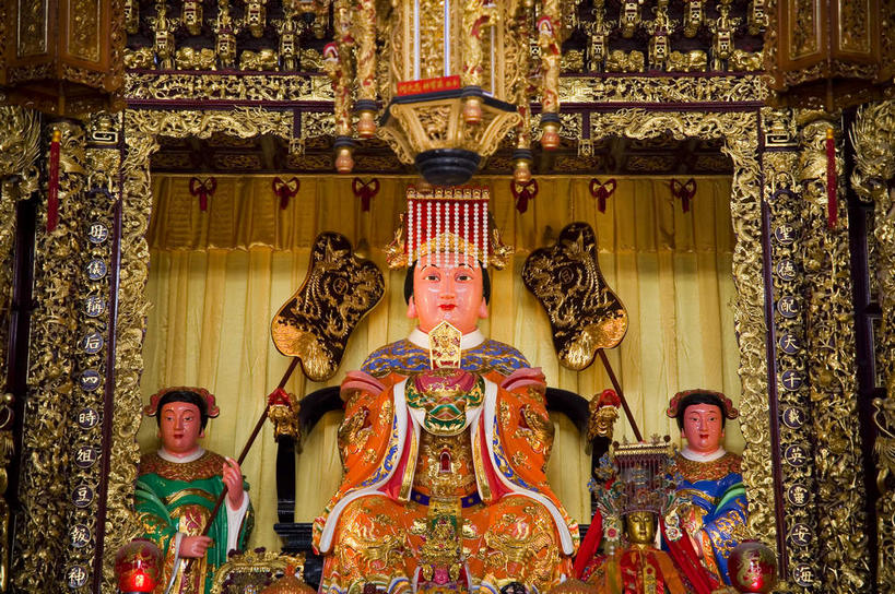 东方人,无人,三个人,寺庙,站,坐,横图,室外,白天,仰视,民族服装,旅游,度假,名胜古迹,标志建筑,地标,建筑,皇冠,照明,雕塑,澳门,中国,亚洲,吊挂,握,悬挂,节日,遗迹,艺术,装饰,纹路,灯笼,雕刻,雕像,纹理,纸灯笼,柱子,墙,燃烧,挂,黄种人,古迹,文化,文物,娱乐,建设,古建筑,墙壁,墙面,三个,香火,工艺品,灯具,庙宇,祈祷,站着,享受,休闲,健康,旅游胜地,放松,握着,许愿,宗教,信仰,纪念,皇帝,祈求,照亮,美术,权威,照明设备,高贵,中国文化,主题,汉服,陈列,古文明,东亚,肌理,港澳台,中华人民共和国,功能,美学,权力,统治,权势,澳门特别行政区,澳,天子,九五之尊,圣上,统治者,陛下,官家,势力,汉衣冠,汉装,华服,平安,男人,男性,中年男性,亚洲人,王冠,站立,坐着,半身,彩图,低角度拍摄,传统服装,民俗服,庙,寺,具服,朝服,传统文化,冕冠,冕服