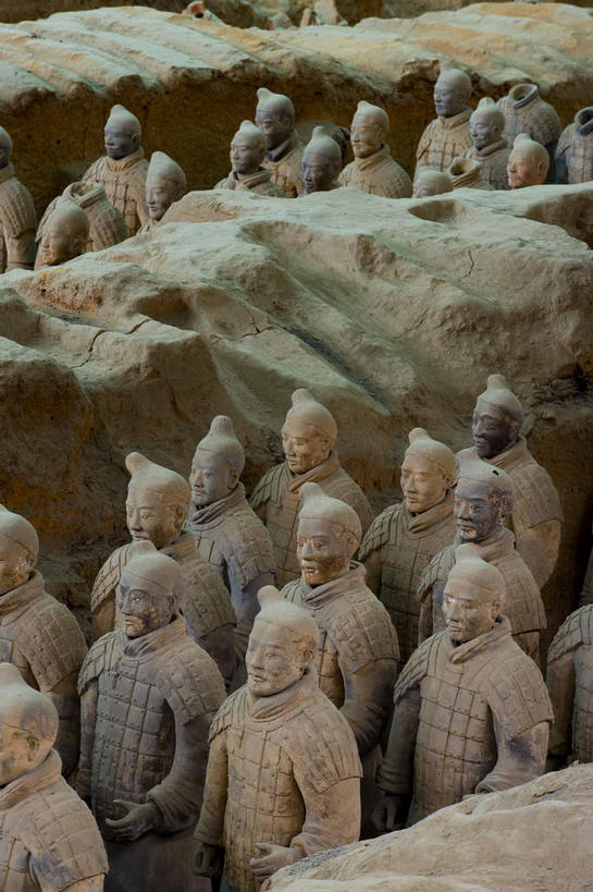 无人,竖图,俯视,室内,白天,旅游,度假,名胜古迹,标志建筑,地标,建筑,雕塑,兵马俑,西安,中国,亚洲,一排,许多,士兵,阴影,遗迹,艺术,整齐,装饰,反射,雕刻,雕像,影子,建筑群,很多,古迹,文物,娱乐,建设,古建筑,排列,工艺品,享受,休闲,墓地,旅游胜地,放松,纪念,战马,美术,坑,坟墓,陵墓,队列,主题,陈列,坟场,古文明,东亚,陕西,陕西省,西安市,战车,中华人民共和国,省会,功能,美学,西北地区,陕,秦始皇陵兵马俑,八大奇迹,军事博物馆,半身,彩图,高角度拍摄