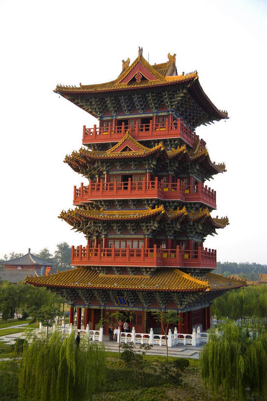 无人,公园,栏杆,竖图,室外,白天,正面,旅游,度假,草地,草坪,植物,标志建筑,地标,建筑,柳树,中国,亚洲,一排,许多,阴影,整齐,光线,瓦片,影子,柱子,墙,屋檐,围栏,塔,很多,娱乐,建设,护栏,垂柳,檐,墙壁,墙面,草,树,树木,排列,黄色,红色,绿色,天空,阳光,自然,天,享受,休闲,旅游胜地,放松,生长,成长,队列,开封,东亚,中华人民共和国,河南,河南省,豫,华中地区,开封市,倒挂柳,垂枝柳,彩图,龙亭区,飞檐,清明上河园