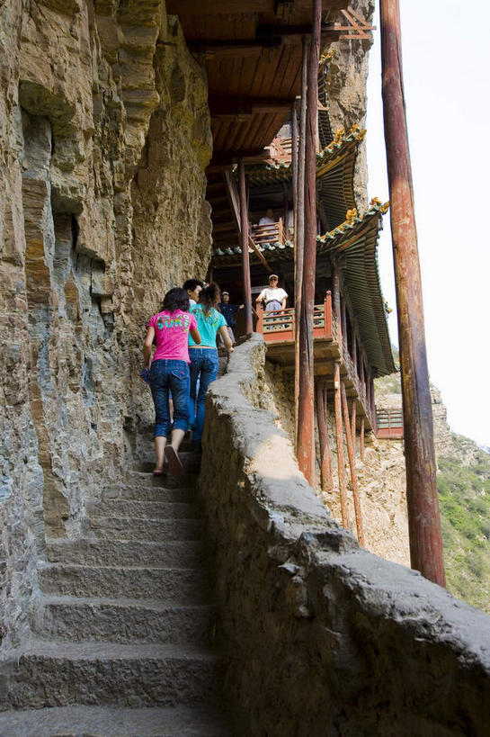 东方人,寺庙,栏杆,走,竖图,室外,白天,仰视,旅游,度假,石头,名胜古迹,楼梯,标志建筑,地标,建筑,大同,恒山,中国,亚洲,许多,行人,游客,游人,阴影,服装,裤子,节日,遗迹,光线,扶手,石子,瓦片,影子,柱子,阶梯,屋檐,很多,许多人,燃烧,注视,牛仔裤,休闲装,黄种人,古迹,文化,文物,娱乐,建设,古建筑,护栏,檐,路人,旅客,台阶,衣服,天空,阳光,香火,庙宇,天,观察,看,祈祷,一群人,享受,休闲,健康,休闲服,旅游胜地,放松,许愿,宗教,服饰,信仰,观看,纪念,祈求,察看,关注,古文明,东亚,山西,山西省,中华人民共和国,华北地区,晋,大同市,过客,五岳,平安,男人,男性,年轻男性,年轻女性,女人,女性,亚洲人,石块,岩石,步行,散步,走路,彩图,低角度拍摄,全身,庙,寺,北岳,北岳恒山,浑源县,玄空寺,悬空寺,飞檐