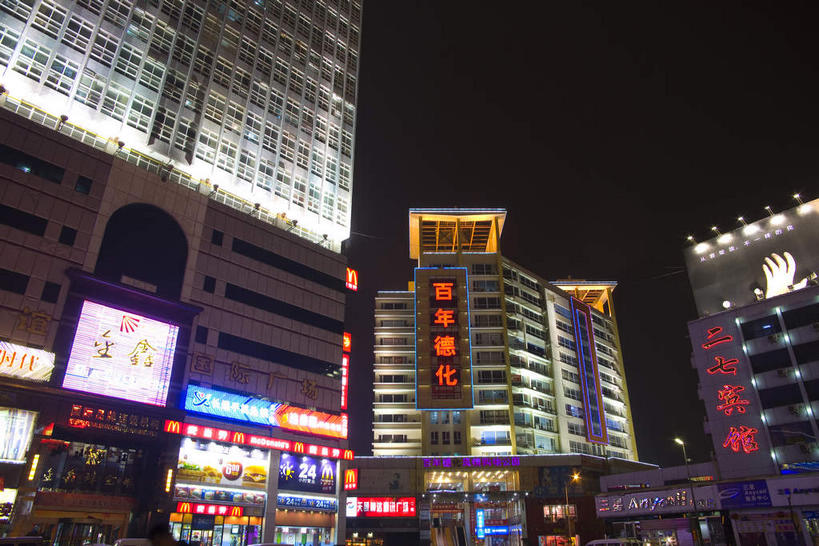 无人,高楼大厦,横图,彩色,室外,夜晚,仰视,度假,显示器,美景,窗户,城市风光,城市,大厦,道路,建筑,路,摩天大楼,霓虹灯,公路,中国,亚洲,一排,许多,阴影,整齐,光线,标志,屏幕,文字,影子,字符,墙,景观,灯光,七彩,交通,很多,娱乐,光源,标识,显示屏,建设,霓虹,玻璃窗,墙壁,墙面,灯,排列,享受,休闲,汉字,景色,放松,照明设备,队列,中文,输出设备,东亚,中华人民共和国,省会,氖灯,国文,华文,郑州,郑州市,河南,河南省,豫,华中地区,马路,彩图,低角度拍摄,大楼,高层建筑,高楼,摩天楼,二七广场,二七区