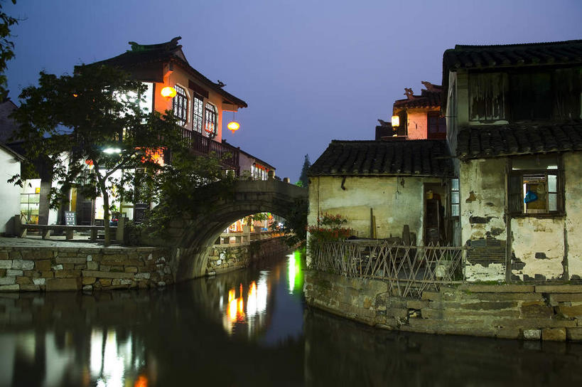 无人,家,横图,室外,夜晚,正面,旅游,度假,河流,名胜古迹,水,标志建筑,地标,建筑,桥梁,照明,周庄,中国,亚洲,阴影,遗迹,光线,灯笼,瓦片,影子,纸灯笼,房屋,屋顶,屋檐,屋子,河水,水流,桥,灯光,顶棚,古迹,文物,娱乐,建设,古建筑,江苏,石桥,楼房,檐,拱桥,住宅,两个,红色,倒影,灯具,享受,休闲,旅游胜地,放松,拱形,人行桥,石拱桥,照亮,倒映,照明设备,古文明,东亚,江苏省,昆山,昆山市,周庄镇,中华人民共和国,华东地区,苏,中国第一水乡,反照,鹿城,贞丰里,彩图,房子