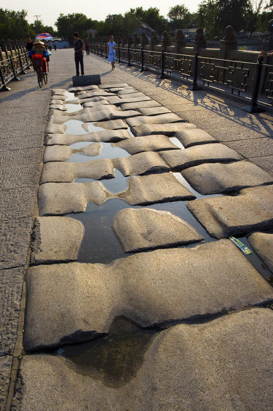 东方人,两个人,栏杆,走,竖图,俯视,室外,白天,旅游,度假,建材,日落,植物,标志建筑,地标,建筑,桥梁,北京,中国,亚洲,行人,服装,材料,砖,砖块,晚霞,霞光,落日,围栏,桥,首都,黄种人,娱乐,建设,石桥,护栏,路人,拱桥,树,树木,衣服,绿色,自然,黄昏,享受,休闲,砖头,旅游胜地,彩霞,放松,建造,服饰,拱形,生长,成长,人行桥,石拱桥,衣着,穿着,东亚,中华人民共和国,北京市,京,北平,华北地区,丰台区,衣饰,夕照,薄暮,过客,男人,男性,年轻男性,年轻女性,女人,女性,亚洲人,石料,夕阳,步行,散步,走路,彩图,高角度拍摄,全身,傍晚,永定河,砌墙砖,卢沟桥,芦沟桥,斜阳