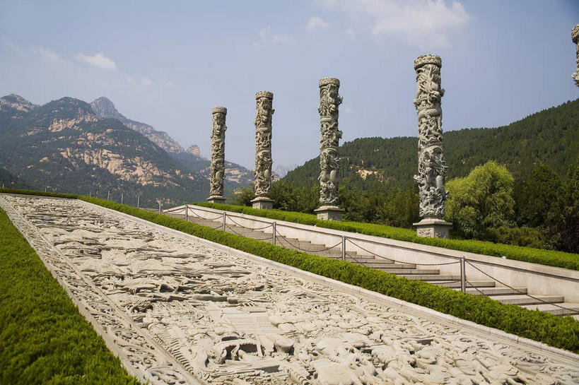 无人,横图,室外,白天,仰视,旅游,度假,绘画,成功,草地,草坪,名胜古迹,山,山脉,植物,标志建筑,地标,建筑,雕塑,泰山,中国,亚洲,一排,阴影,遗迹,艺术,整齐,装饰,光线,纹路,龙,雕刻,雕像,浮雕,纹理,影子,柱子,山峰,山峦,四根,古迹,文化,文物,娱乐,建设,古建筑,华表,山东,石柱,草,树,树木,排列,蓝色,绿色,蓝天,天空,阳光,自然,工艺品,群山,天,享受,休闲,旅游胜地,放松,生长,晴朗,成长,纪念,华丽,修饰,美术,点缀,队列,高贵,主题,图腾,传说,陈列,古文明,东亚,山东省,泰安,万里无云,肌理,中华人民共和国,华东地区,功能,美学,衬托,美观,雅致,雅观,祥瑞,鲁,灵兽,权势,尊荣,泰安市,岱山,岱宗,东岳,中国五岳之首,幸运,晴空,晴空万里,画画,彩图,低角度拍摄,桓表