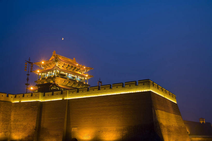 无人,横图,室外,夜晚,仰视,旅游,度假,建材,名胜古迹,标志建筑,地标,建筑,平遥,中国,亚洲,阴影,遗迹,光线,纹路,材料,瓦片,纹理,影子,砖,砖块,墙,屋檐,灯光,古迹,文物,娱乐,建设,城墙,古建筑,檐,墙壁,墙面,享受,休闲,砖头,旅游胜地,放松,建造,坚硬,防御,古文明,东亚,山西,山西省,肌理,中华人民共和国,华北地区,晋,晋中,晋中市,坚固,平遥县,石料,彩图,低角度拍摄,砌墙砖,平遥古城,平遥古镇