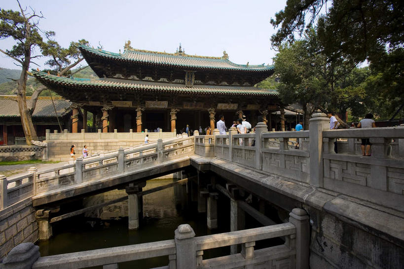 东方人,家,站,横图,室外,白天,正面,旅游,度假,湖,湖泊,名胜古迹,水,植物,标志建筑,地标,建筑,中国,亚洲,行人,游客,游人,阴影,服装,遗迹,光线,瓦片,影子,柱子,房屋,亭子,屋顶,屋檐,屋子,湖面,水流,水面,许多人,顶棚,黄种人,古迹,文物,娱乐,建设,古建筑,楼房,檐,路人,旅客,住宅,树,树木,衣服,蓝色,绿色,倒影,蓝天,天空,阳光,自然,凉亭,湖水,天,站着,一群人,享受,休闲,旅游胜地,放松,服饰,生长,晴朗,成长,倒映,衣着,穿着,古文明,东亚,山西,山西省,万里无云,中华人民共和国,华北地区,省会,太原,太原市,晋,衣饰,反照,过客,男人,男性,年轻男性,年轻女性,女人,女性,亚洲人,晴空,晴空万里,站立,彩图,全身,房子,晋祠,晋王祠,唐叔虞祠