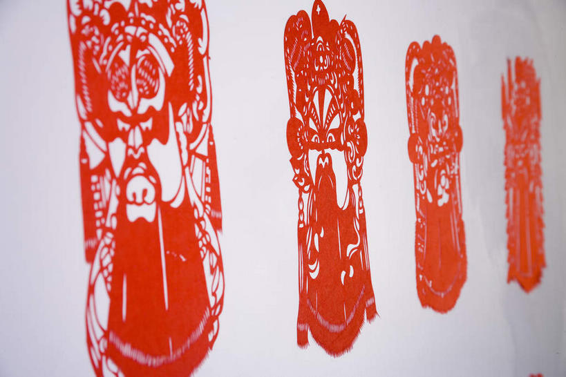 东方人,无人,四个人,横图,室内,特写,白天,正面,静物,亚洲,灰色背景,艺术,纹路,面具,头饰,纹理,纸艺,手工艺品,注视,黄种人,文化,红色,脸谱,发夹,发饰,夹子,纸制品,工艺品,剪纸,观察,看,摄影,影棚,观看,四幅,察看,高雅,关注,中国文化,摄影棚,京剧,戏曲,国粹,肌理,皮黄,自信心,品位,剪画,刻纸,男人,男性,年轻男性,亚洲人,半身,彩图,影棚拍摄,拍摄,国剧,京戏,平剧,中国戏曲,京剧脸谱,传统文化