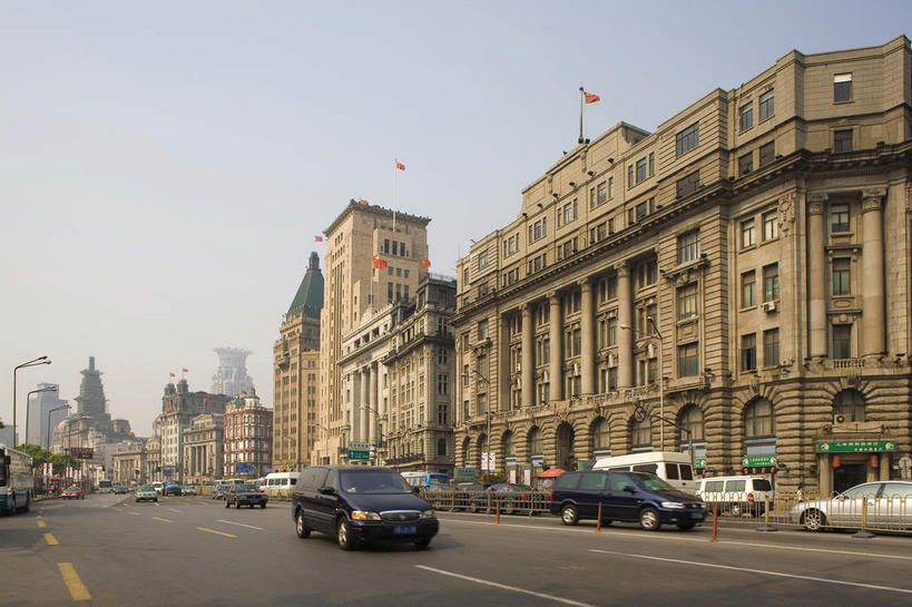 无人,宾馆,高楼大厦,横图,室外,白天,正面,旅游,度假,窗户,标志建筑,大厦,道路,地标,建筑,酒店,路,摩天大楼,公路,汽车,上海,中国,亚洲,一排,许多,阴影,整齐,并列,并排,光线,影子,屋顶,云,云朵,分界线,停车线,交通,很多,云彩,顶棚,娱乐,建设,黄浦江,玻璃窗,车,排列,蓝色,绿色,白云,蓝天,天空,阳光,交通工具,轿车,外滩,天,享受,休闲,旅游胜地,放松,晴朗,酒家,车行道,车行道分界线,旅社,申,队列,载具,标线,平行,黄浦区,东亚,车行线,中国银行大楼,怡和洋行大楼,沙逊大厦,中山东一路,上海市,中华人民共和国,沪,华东地区,晴空,马路,彩图,大楼,高层建筑,高楼,客店,客栈,旅店,旅馆,摩天楼,黄埔滩,上海外滩,外黄埔滩,商旅,上海中国银行大楼,横滨正金银行大楼,上海横滨正金银行大楼,扬子保险大楼,扬子大楼,上海怡和洋行大楼