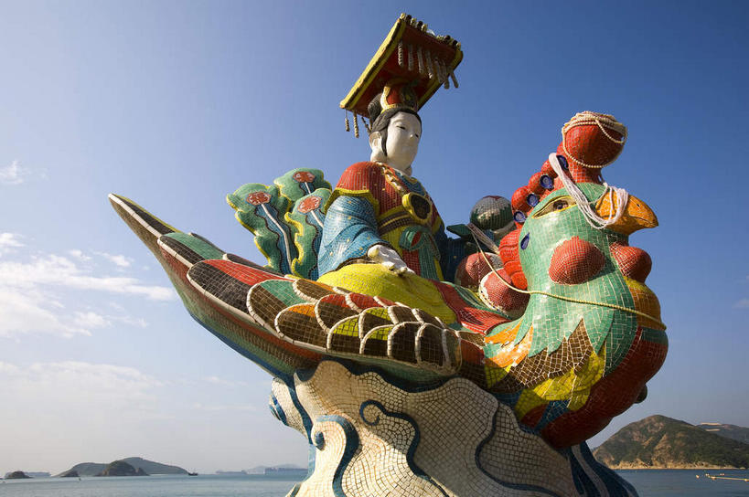 东方人,一个人,无人,公园,寺庙,坐,横图,室外,白天,仰视,民族服装,旅游,度假,名胜古迹,山,山脉,植物,标志建筑,地标,建筑,皇冠,雕塑,香港,中国,亚洲,仅一个男性,仅一个人,仅一个中年男性,阴影,节日,遗迹,艺术,装饰,光线,纹路,雕刻,雕像,纹理,影子,山峰,云,云朵,山峦,燃烧,云彩,黄种人,古迹,文化,文物,娱乐,建设,古建筑,树,树木,蓝色,绿色,白云,蓝天,天空,阳光,自然,香火,工艺品,庙宇,群山,天,祈祷,享受,休闲,健康,旅游胜地,放松,许愿,宗教,信仰,生长,晴朗,成长,纪念,皇帝,祈求,美术,港,权威,高贵,中国文化,主题,汉服,陈列,古文明,东亚,浅水湾,肌理,香港特别行政区,港澳台,中华人民共和国,功能,美学,权力,统治,权势,天子,九五之尊,圣上,统治者,陛下,官家,势力,香港浅水湾,汉衣冠,汉装,华服,平安,男人,男性,中年男性,亚洲人,王冠,晴空,坐着,彩图,低角度拍摄,全身,传统服装,民俗服,庙,寺,具服,朝服,传统文化,冕冠,镇海楼,冕服,香港镇海楼,镇海楼公园