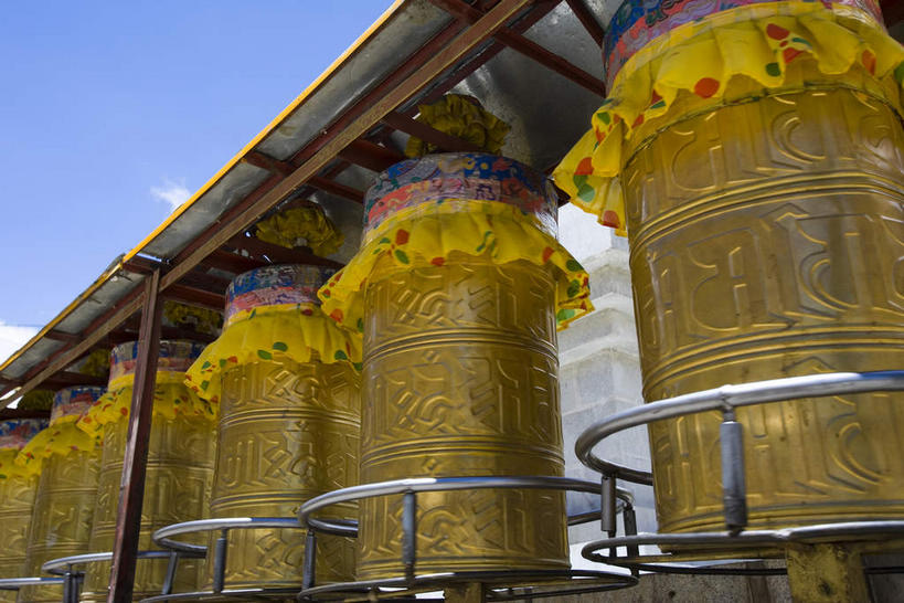 无人,寺庙,栏杆,横图,室外,白天,仰视,旅游,度假,名胜古迹,标志建筑,地标,建筑,金属制品,中国,亚洲,一排,许多,阴影,节日,遗迹,整齐,并列,并排,光线,金属,瓦片,影子,柱子,屋檐,云,云朵,围栏,很多,燃烧,云彩,古迹,文化,文物,娱乐,建设,古建筑,护栏,拉萨,西藏,檐,排列,蓝色,白云,蓝天,天空,阳光,香火,庙宇,天,祈祷,享受,休闲,健康,旅游胜地,放松,许愿,宗教,信仰,晴朗,纪念,祈求,队列,平行,藏,古文明,东亚,西藏自治区,首府,中华人民共和国,西南地区,拉萨市,色拉大乘寺,色拉寺,平安,晴空,彩图,低角度拍摄,庙,寺