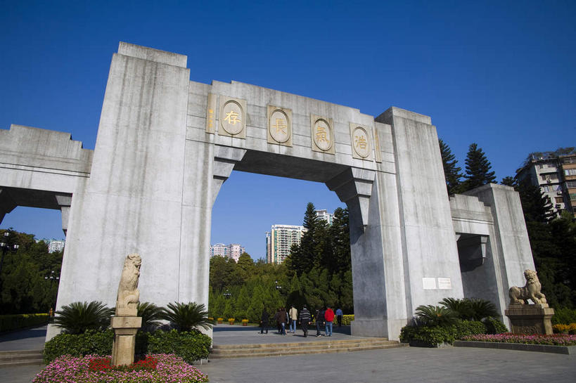 东方人,无人,高楼大厦,走,横图,室外,白天,仰视,旅游,度假,植物,标志建筑,大厦,地标,建筑,摩天大楼,雕塑,广州,中国,亚洲,一排,许多,行人,游客,游人,阴影,服装,艺术,整齐,装饰,盛开,光线,标志,雕刻,雕像,文字,影子,字符,墙,很多,许多人,花蕾,注视,休闲装,黄种人,娱乐,标识,建设,路人,旅客,墙壁,墙面,花,花瓣,花朵,鲜花,树,树木,排列,衣服,蓝色,绿色,灰色,蓝天,天空,阳光,自然,工艺品,天,花苞,花蕊,观察,看,四个,一群人,享受,休闲,墓地,休闲服,汉字,旅游胜地,放松,服饰,生长,晴朗,成长,观看,纪念,美术,察看,坟墓,陵墓,队列,关注,中文,主题,陈列,坟场,东亚,广东,广东省,黄花岗,七十二烈士陵园,万里无云,中华人民共和国,华南地区,省会,功能,美学,广州市,粤,国文,华文,过客,男人,男性,年轻男性,年轻女性,女人,女性,亚洲人,晴空,晴空万里,步行,散步,走路,彩图,低角度拍摄,大楼,高层建筑,高楼,摩天楼,广州起义,黄花岗起义,黄花岗公园,黄花岗七十二烈士墓园,纪念公园