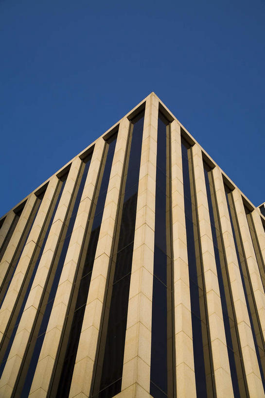 无人,高楼大厦,竖图,室外,白天,仰视,度假,美景,窗户,落地窗,城市风光,城市,大厦,建筑,摩天大楼,北京,中国,亚洲,一排,许多,阴影,条纹,整齐,并列,并排,光线,影子,墙,景观,褐色,首都,很多,娱乐,建设,玻璃窗,墙壁,墙面,排列,蓝色,倒影,蓝天,天空,阳光,天,享受,休闲,景色,放松,晴朗,倒映,队列,平行,东亚,万里无云,中华人民共和国,北京市,京,北平,华北地区,朝阳区,反照,晴空,晴空万里,彩图,低角度拍摄,大楼,高层建筑,高楼,摩天楼,北京CBD,北京商务中心区,中国北京大北窑,北京CBD万达广场