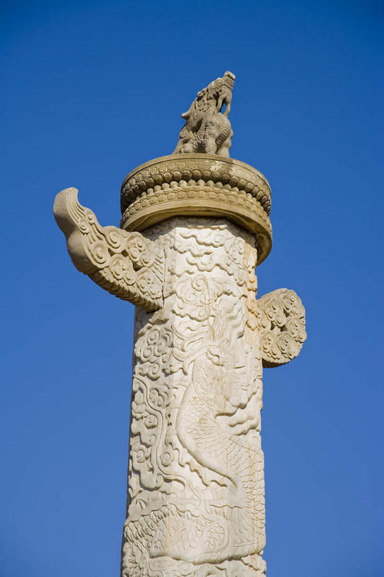 无人,竖图,室外,白天,仰视,旅游,度假,绘画,名胜古迹,标志建筑,地标,建筑,雕塑,中国,亚洲,一根,阴影,遗迹,艺术,装饰,光线,雕刻,雕像,浮雕,影子,柱子,古迹,文化,文物,娱乐,建设,古建筑,华表,石柱,蓝色,灰色,蓝天,天空,阳光,工艺品,天,享受,休闲,旅游胜地,放松,晴朗,纪念,华丽,修饰,美术,点缀,主题,陈列,古文明,东亚,万里无云,中华人民共和国,华北地区,功能,美学,衬托,美观,雅致,雅观,河北,河北省,冀,唐山,唐山市,晴空,晴空万里,画画,彩图,低角度拍摄,浅浮雕,桓表,东陵,清东陵,遵化,遵化市