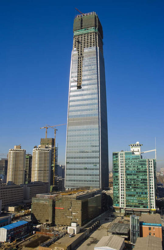 无人,高楼大厦,竖图,室外,白天,仰视,度假,技术,美景,窗户,落地窗,城市风光,城市,大厦,道路,建筑,路,摩天大楼,公路,北京,中国,亚洲,一排,许多,阴影,整齐,并列,并排,光线,影子,景观,交通,首都,很多,娱乐,设备,建设,玻璃窗,排列,施工,蓝色,倒影,蓝天,天空,阳光,建筑工地,天,享受,休闲,机械,起重机,景色,放松,晴朗,吊机,工程,倒映,队列,平行,玻璃幕墙,塔吊,东亚,万里无云,中华人民共和国,北京市,京,北平,华北地区,地盘,建筑地盘,施工地盘,反照,晴空,晴空万里,马路,彩图,低角度拍摄,大楼,高层建筑,高楼,工地,摩天楼,标准节,塔式起重机