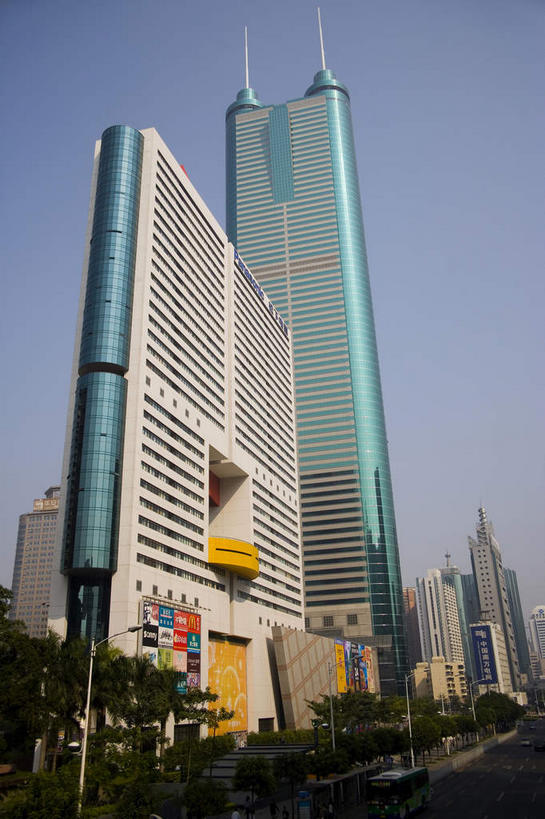 无人,高楼大厦,竖图,室外,白天,仰视,度假,美景,植物,窗户,落地窗,城市风光,标志建筑,城市,大厦,地标,建筑,路灯,摩天大楼,照明,深圳,中国,亚洲,一排,许多,阴影,整齐,并列,并排,光线,影子,景观,灯光,很多,娱乐,建设,玻璃窗,灯,树,树木,排列,蓝色,绿色,倒影,蓝天,天空,阳光,自然,天,享受,休闲,景色,放松,生长,晴朗,成长,照亮,倒映,照明设备,队列,平行,玻璃幕墙,地王大厦,东亚,广东,鹏城,广东省,万里无云,中华人民共和国,华南地区,粤,深圳市,反照,晴空,晴空万里,彩图,低角度拍摄,大楼,高层建筑,高楼,摩天楼,罗湖区,信兴广场,深圳地王大厦