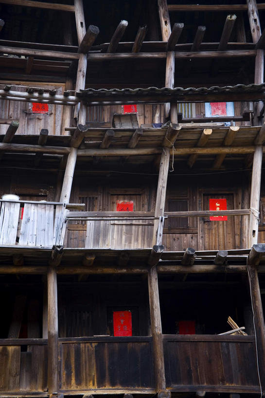 无人,家,栏杆,露台,竖图,室外,白天,仰视,旅游,度假,阳台,标志建筑,地标,建筑,中国,亚洲,一排,许多,阴影,整齐,光线,木制,影子,纸,柱子,房屋,墙,屋子,围栏,褐色,纸张,很多,娱乐,建设,护栏,楼房,墙壁,墙面,住宅,排列,红色,阳光,木制品,享受,休闲,旅游胜地,放松,队列,福建,东亚,土楼,福建省,永定县,中华人民共和国,华东地区,闽,龙岩,龙岩市,彩图,低角度拍摄,房子,露天阳台,福建土楼,客家土楼,客家土围楼,圆形围屋,永定土楼