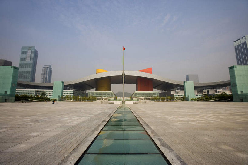 无人,图书馆,音乐厅,高楼大厦,横图,室外,白天,仰视,度假,美景,植物,窗户,落地窗,城市风光,标志建筑,城市,大厦,道路,地标,建筑,路,摩天大楼,公路,旗帜,国旗,深圳,中国,亚洲,一排,许多,吊挂,悬挂,阴影,整齐,并列,并排,光线,旗杆,影子,景观,云,云朵,交通,很多,挂,云彩,娱乐,建设,五星红旗,玻璃窗,树,树木,排列,蓝色,绿色,白云,蓝天,天空,阳光,自然,天,享受,休闲,景色,放松,生长,晴朗,成长,队列,平行,玻璃幕墙,中国国旗,东亚,浏览室,广东,鹏城,广东省,中华人民共和国,华南地区,粤,深圳市,福田区,旗,晴空,马路,彩图,低角度拍摄,大楼,高层建筑,高楼,摩天楼,书库,图书库,演奏厅,红地五星旗,中华人民共和国国旗,阅览室,深圳音乐厅,深圳图书馆