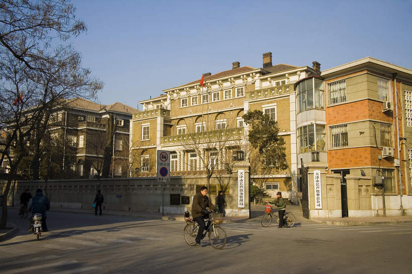 东方人,三个人,走,横图,室外,白天,仰视,旅游,度假,树林,植物,窗户,标志建筑,道路,地标,建筑,路,公路,自行车,中国,亚洲,两块,一排,许多,行人,吊挂,悬挂,阴影,服装,整齐,光线,标志,木牌,牌子,文字,影子,字符,墙,屋顶,交通,很多,挂,顶棚,注视,休闲装,黄种人,娱乐,标识,建设,路人,玻璃窗,墙壁,墙面,车,脚踏车,树,树木,排列,骑,衣服,蓝色,绿色,蓝天,天空,阳光,自然,交通工具,天,观察,看,骑车,享受,休闲,休闲服,汉字,旅游胜地,放松,服饰,生长,晴朗,成长,观看,察看,队列,关注,中文,载具,东亚,辽宁,辽宁省,沈阳,万里无云,中华人民共和国,省会,国文,华文,和平区,沈阳市,辽,东北地区,过客,男人,男性,年轻男性,亚洲人,晴空,晴空万里,马路,步行,散步,走路,彩图,低角度拍摄,全身,天津市长芦盐务管理局