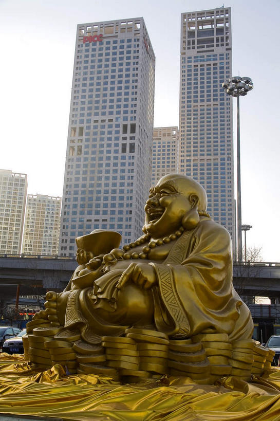 东方人,一个人,高楼大厦,坐,笑,微笑,露齿笑,竖图,室外,白天,仰视,爱情,度假,奢侈,钱,美景,窗户,落地窗,城市风光,城市,大桥,大厦,建筑,路灯,摩天大楼,桥梁,照明,珠宝,雕塑,北京,中国,亚洲,仅一个男性,仅一个人,仅一个中年男性,一堆,一排,许多,握,堆叠,堆积,艺术,整齐,装饰,并列,并排,金属,雕刻,雕像,钱币,景观,高架,桥,灯光,首都,很多,拿,拿着,注视,黄种人,历史,文化,娱乐,建设,弥勒佛,黄金,玻璃窗,灯,排列,一个,蓝色,倒影,蓝天,天空,工艺品,天,观察,看,祈祷,享受,休闲,健康,金色,景色,放松,搭,握着,许愿,金融,宗教,佛教,信仰,经济,晴朗,单个,观看,纪念,佛珠,堆,昂贵,祈求,照亮,美术,贵重,察看,倒映,照明设备,搭着,队列,关注,主题,坚定,平行,流通,高架桥,陈列,玻璃幕墙,贸易,信念,东亚,念珠,铜钱,袈裟,高架道路,跨线桥,万里无云,中华人民共和国,北京市,京,北平,华北地区,功能,美学,贵金属,布袋和尚,布袋神,弥勒,弥勒菩萨,约定,释教,法衣,反照,宝贵,念佛珠,数珠,诵珠,平安,货币,现金,硬币,男人,男性,中年男性,亚洲人,晴空,晴空万里,坐着,彩图,低角度拍摄,全身,大楼,高层建筑,高楼,摩天楼,古钱币,北京CBD,北京商务中心区,中国北京大北窑,加沙,迦逻沙曳,迦沙,袈裟野,莲服,金子,元宝,僧衣,大肚弥勒佛,大肚弥来佛,银泰中心