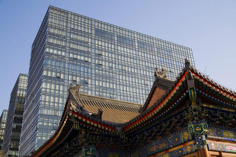 无人,高楼大厦,寺庙,横图,室外,白天,仰视,旅游,度假,名胜古迹,窗户,落地窗,标志建筑,大厦,地标,建筑,摩天大楼,北京,中国,亚洲,一排,许多,阴影,节日,遗迹,整齐,并列,并排,光线,纹路,瓦片,纹理,影子,屋檐,首都,很多,燃烧,古迹,文化,文物,娱乐,建设,古建筑,檐,玻璃窗,排列,蓝色,倒影,蓝天,天空,阳光,香火,庙宇,天,祈祷,享受,休闲,健康,旅游胜地,放松,许愿,宗教,信仰,庞大,晴朗,纪念,复杂,祈求,倒映,队列,平行,玻璃幕墙,古文明,东亚,万里无云,肌理,中华人民共和国,北京市,京,北平,华北地区,西城区,繁杂,反照,平安,晴空,晴空万里,彩图,低角度拍摄,大楼,高层建筑,高楼,庙,摩天楼,寺,北京CBD,北京商务中心区,中国北京大北窑,飞檐,银泰中心,北京都城隍庙