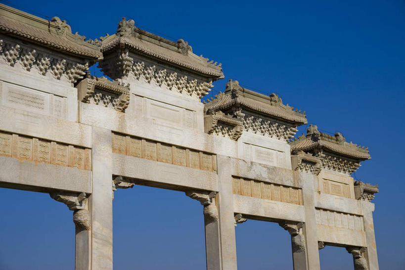 无人,横图,室外,白天,仰视,旅游,度假,名胜古迹,标志建筑,地标,建筑,中国,亚洲,一排,阴影,遗迹,整齐,光线,瓦片,影子,柱子,屋檐,牌坊,牌楼,四根,古迹,文化,文物,娱乐,建设,古建筑,檐,排列,蓝色,灰色,蓝天,天空,阳光,天,享受,休闲,旅游胜地,放松,晴朗,纪念,祭祀,队列,表彰,荣誉,古文明,东亚,万里无云,中华人民共和国,华北地区,荣耀,河北,河北省,冀,唐山,唐山市,晴空,晴空万里,彩图,低角度拍摄,传统文化,东陵,清东陵,遵化,遵化市