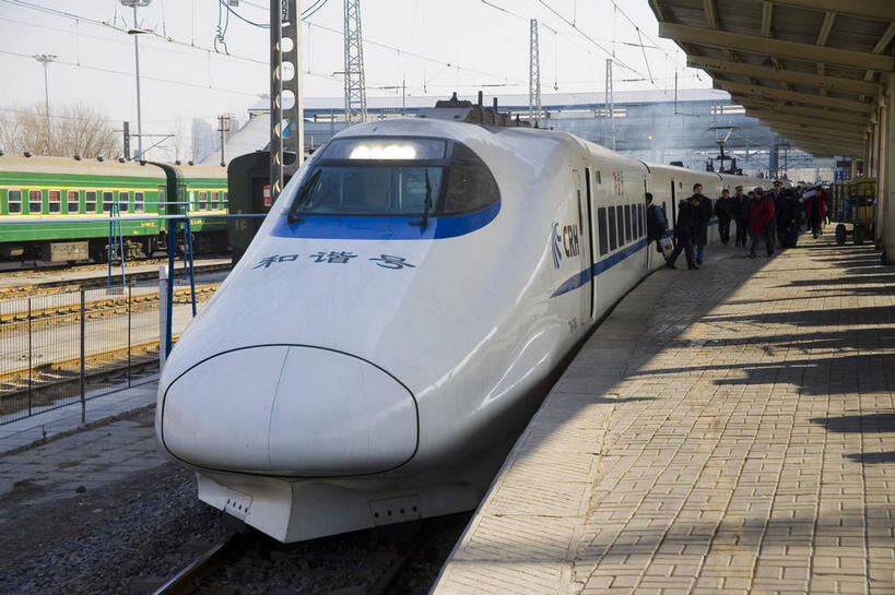 东方人,火车站,走,横图,室外,白天,正面,度假,美景,城市风光,城市,车站,天津,中国,亚洲,一辆,行人,阴影,服装,电力,光线,电线,电线杆,线,影子,景观,地面,电能,站台,铁轨,许多人,线路,注视,休闲装,黄种人,娱乐,月台,路人,车,衣服,蓝色,白色,蓝天,天空,阳光,交通工具,天,观察,看,一群人,享受,休闲,休闲服,景色,放松,服饰,晴朗,观看,电,和谐号,电源,察看,关注,载具,能量,动车,东亚,万里无云,中华人民共和国,华北地区,天津市,过客,男人,男性,年轻男性,年轻女性,女人,女性,亚洲人,晴空,晴空万里,步行,散步,走路,半身,彩图,铁路车站,铁路站,和谐号动车组,津