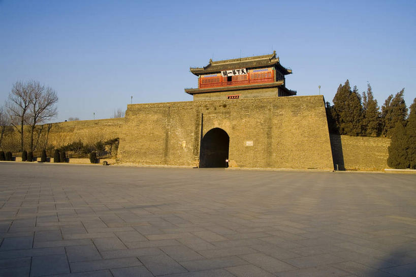 无人,横图,室外,白天,仰视,旅游,度假,名胜古迹,植物,标志建筑,道路,地标,建筑,路,雕塑,中国,亚洲,阴影,遗迹,艺术,装饰,光线,标志,雕刻,牌匾,瓦片,文字,影子,字符,墙,屋顶,屋檐,拱门,小路,交通,顶棚,古迹,文化,文物,娱乐,标识,建设,城墙,古建筑,檐,墙壁,墙面,树,树木,蓝色,绿色,蓝天,天空,阳光,自然,工艺品,天,享受,休闲,汉字,旅游胜地,放松,城楼,生长,晴朗,成长,纪念,坚硬,美术,中文,主题,防御,陈列,古文明,东亚,万里无云,中华人民共和国,华北地区,功能,美学,国文,华文,河北,河北省,冀,秦皇岛,秦皇岛市,门楼,坚固,晴空,晴空万里,彩图,低角度拍摄,山海关,山海关区,天下第一关,榆关