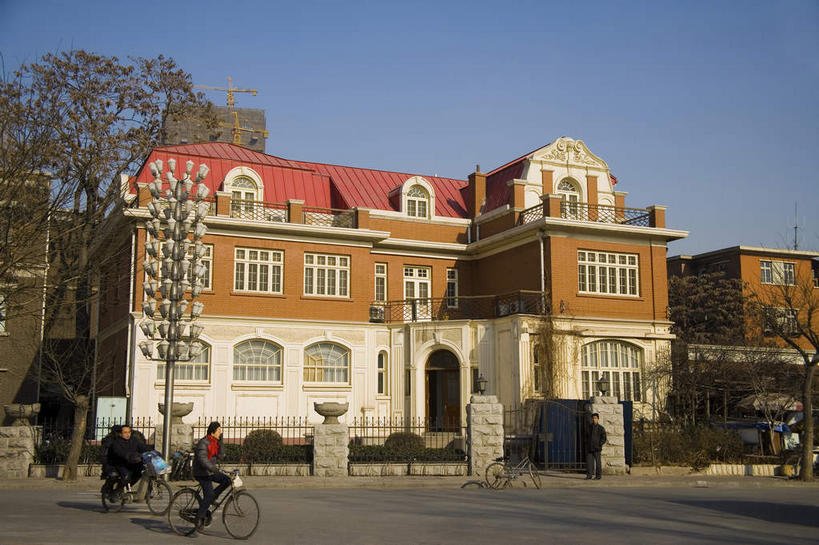 无人,家,栏杆,横图,室外,白天,正面,旅游,度假,名胜古迹,植物,别墅,窗户,标志建筑,道路,地标,建筑,路,天津,中国,亚洲,一排,许多,阴影,遗迹,整齐,并列,并排,光线,瓦片,影子,房屋,墙,屋顶,屋檐,屋子,公寓,围栏,小路,褐色,交通,很多,顶棚,古迹,文物,娱乐,建设,古建筑,洋房,护栏,楼房,檐,玻璃窗,墙壁,墙面,住宅,树,树木,排列,红色,蓝色,绿色,蓝天,天空,阳光,自然,天,享受,休闲,旅游胜地,放松,生长,晴朗,成长,队列,平行,古文明,东亚,万里无云,中华人民共和国,华北地区,天津市,和平区,晴空,晴空万里,彩图,房子,津,天津五大道小洋楼,五大道