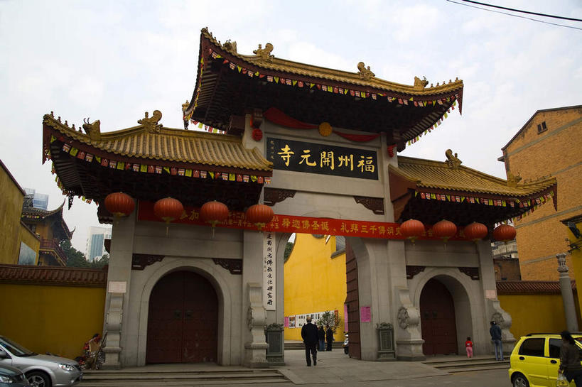 无人,学校,教学楼,横图,室外,白天,仰视,旅游,度假,标志建筑,道路,地标,建筑,路,照明,雕塑,中国,亚洲,一排,许多,吊挂,悬挂,艺术,整齐,装饰,标志,灯笼,雕刻,牌匾,瓦片,文字,纸灯笼,字符,屋檐,乌云,云,阴天,云朵,拱门,牌坊,牌楼,小路,交通,很多,挂,云彩,文化,娱乐,标识,建设,厦门,厦门大学,校园,檐,排列,红色,天空,工艺品,灯具,天,享受,休闲,教室,汉字,旅游胜地,放松,纪念,照亮,美术,祭祀,昏暗,阴沉,照明设备,队列,中文,主题,表彰,荣誉,陈列,福建,东亚,福建省,厦门市,中华人民共和国,华东地区,功能,美学,国文,华文,荣耀,闽,彩图,低角度拍摄,大学,教学大楼,公立大学,南方之强,思明区,厦大,重点大学,传统文化