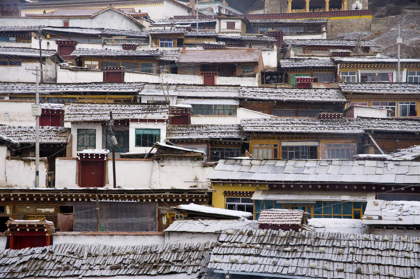 无人,家,寺庙,横图,俯视,室外,白天,旅游,度假,名胜古迹,标志建筑,地标,建筑,中国,亚洲,阴影,节日,遗迹,光线,瓦片,影子,房屋,屋檐,屋子,燃烧,古迹,文化,文物,娱乐,建设,古建筑,楼房,檐,住宅,阳光,香火,庙宇,祈祷,享受,休闲,健康,旅游胜地,放松,许愿,宗教,信仰,纪念,祈求,古文明,东亚,甘肃,甘肃省,碌曲县,郎木寺,郎木寺镇,中华人民共和国,西北地区,甘,郎木寺乡,平安,彩图,高角度拍摄,房子,庙,寺