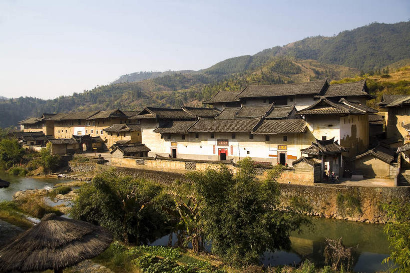 无人,家,横图,室外,白天,正面,旅游,度假,名胜古迹,植物,标志建筑,地标,建筑,中国,亚洲,阴影,遗迹,光线,瓦片,影子,房屋,墙,屋顶,屋檐,屋子,云,云朵,云彩,顶棚,古迹,文物,娱乐,建设,古建筑,楼房,檐,墙壁,墙面,住宅,树,树木,蓝色,绿色,白云,蓝天,天空,阳光,自然,天,享受,休闲,旅游胜地,放松,生长,晴朗,成长,福建,古文明,东亚,土楼,福建省,永定县,中华人民共和国,华东地区,闽,龙岩,龙岩市,晴空,彩图,房子,福建土楼,客家土楼,客家土围楼,圆形围屋,永定土楼