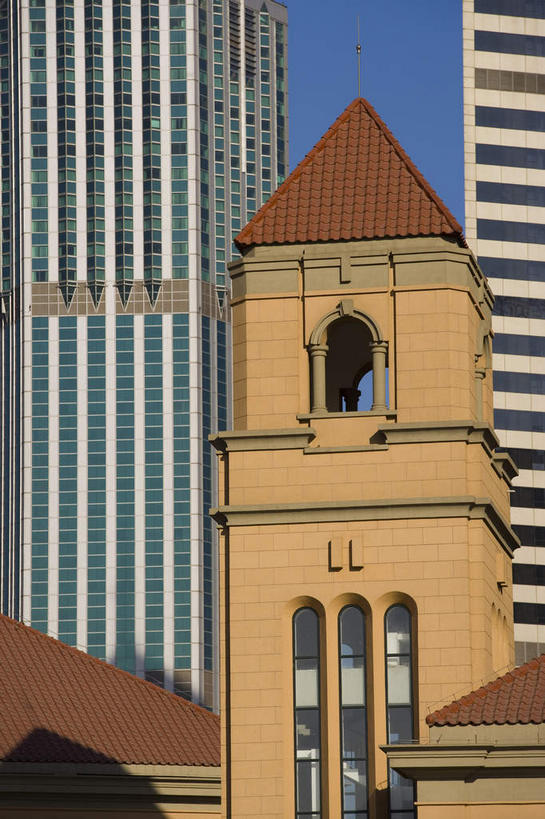 无人,家,高楼大厦,竖图,室外,白天,仰视,旅游,度假,别墅,窗户,落地窗,标志建筑,大厦,地标,建筑,摩天大楼,天津,中国,亚洲,一排,许多,阴影,整齐,并列,并排,时间,光线,时钟,瓦片,影子,房屋,屋顶,屋檐,屋子,公寓,钟楼,很多,计时,顶棚,娱乐,建设,洋房,楼房,檐,玻璃窗,住宅,排列,蓝色,蓝天,天空,阳光,钟表,天,享受,休闲,表,旅游胜地,放松,晴朗,队列,平行,玻璃幕墙,东亚,万里无云,中华人民共和国,华北地区,塔钟,天津市,和平区,钟,晴空,晴空万里,彩图,低角度拍摄,房子,大楼,高层建筑,高楼,摩天楼,津,天津五大道小洋楼,五大道