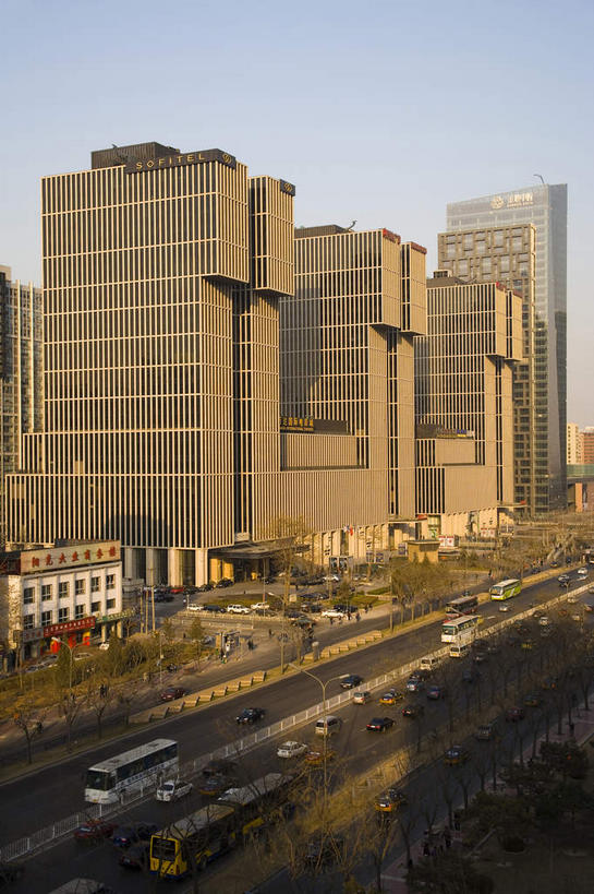 无人,家,高楼大厦,竖图,室外,白天,正面,旅游,度假,植物,窗户,落地窗,标志建筑,大厦,道路,地标,建筑,路,摩天大楼,公路,汽车,北京,中国,亚洲,一排,许多,阴影,整齐,并列,并排,光线,影子,房屋,屋子,分界线,停车线,交通,首都,很多,娱乐,建设,楼房,玻璃窗,住宅,车,树,树木,排列,蓝色,绿色,蓝天,天空,阳光,自然,交通工具,轿车,天,享受,休闲,旅游胜地,放松,生长,晴朗,成长,车行道,车行道分界线,队列,载具,标线,平行,玻璃幕墙,东亚,车行线,万里无云,中华人民共和国,北京市,京,北平,华北地区,朝阳区,晴空,晴空万里,马路,彩图,房子,大楼,高层建筑,高楼,摩天楼,北京CBD,北京商务中心区,中国北京大北窑,北京CBD万达广场