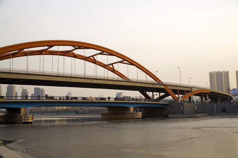 无人,高楼大厦,横图,室外,白天,正面,旅游,度假,河流,水,标志建筑,大厦,地标,建筑,摩天大楼,天津,中国,亚洲,河水,水流,乌云,云,阴天,云朵,桥,云彩,娱乐,建设,天空,天,享受,休闲,旅游胜地,放松,吊桥,人行桥,悬索桥,昏暗,阴沉,吊杆,东亚,中华人民共和国,华北地区,天津市,河北区,红桥区,锚锭,悬索,彩图,大楼,高层建筑,高楼,摩天楼,津,金钢桥