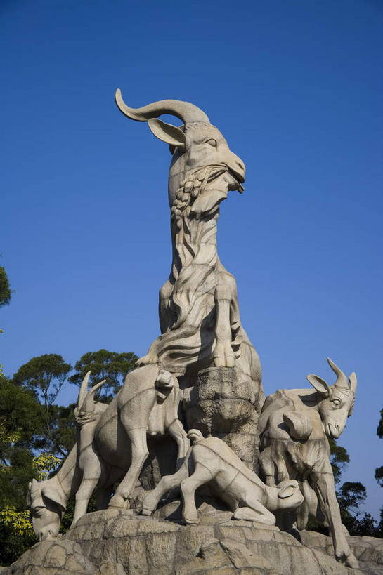 无人,站,跪,竖图,室外,白天,仰视,旅游,度假,树林,植物,标志建筑,地标,建筑,野生动物,羊,雕塑,广州,中国,亚洲,阴影,艺术,装饰,光线,雕刻,雕像,影子,扭头,注视,娱乐,建设,树,树木,蓝色,绿色,蓝天,天空,阳光,自然,动物,工艺品,天,观察,看,站着,转头,享受,休闲,旅游胜地,放松,可爱,活泼,生长,晴朗,五只,成长,观看,纪念,美术,察看,关注,主题,陈列,东亚,广东,广东省,越秀公园,五羊雕像,万里无云,中华人民共和国,华南地区,省会,功能,美学,广州市,粤,晴空,晴空万里,山羊,跪着,站立,彩图,低角度拍摄,全身,观音山,尧山,越秀山,五羊石像,越秀五羊雕像