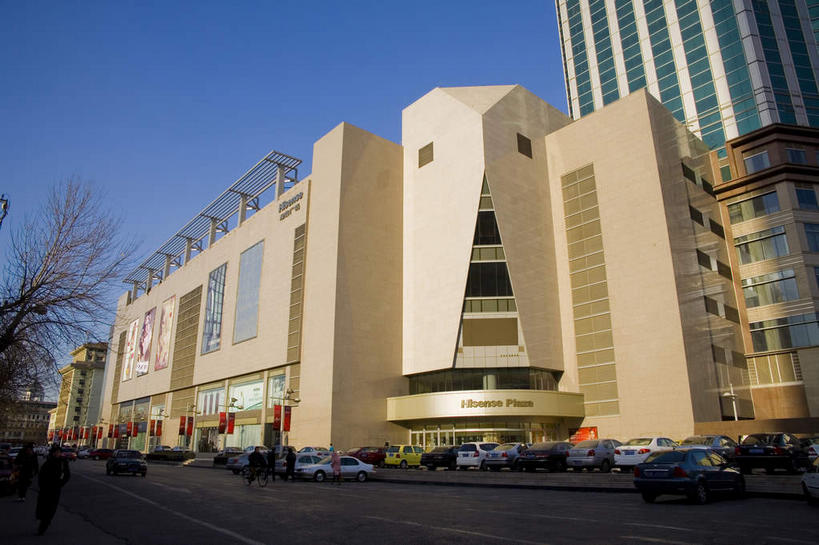 无人,高楼大厦,商店,横图,室外,白天,仰视,购物,度假,消费,美景,窗户,落地窗,城市风光,超市,城市,大厦,道路,建筑,路,摩天大楼,商场,公路,汽车,天津,中国,亚洲,一排,许多,阴影,整齐,并列,并排,光线,信息,英文,标志,文字,影子,字符,字母,墙,景观,交通,很多,娱乐,标识,建设,海报,玻璃窗,广告,墙壁,墙面,车,排列,黄色,蓝色,蓝天,天空,阳光,交通工具,轿车,天,享受,休闲,景色,放松,金融,百货,晴朗,英文字母,队列,载具,宣传,平行,选购,玻璃幕墙,贸易,百货公司,东亚,万里无云,中华人民共和国,华北地区,血拼,天津市,和平区,河西区,晴空,晴空万里,马路,彩图,低角度拍摄,大楼,高层建筑,高楼,购物商场,购物中心,摩天楼,商业中心,招贴,津,海信广场,小白楼,小白楼地区,天津第一中庭,天津海信广场