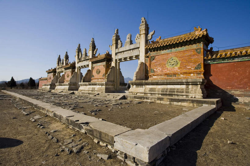 无人,横图,室外,白天,仰视,旅游,度假,石头,名胜古迹,标志建筑,地标,建筑,中国,亚洲,一排,许多,阴影,遗迹,整齐,光线,石子,影子,柱子,墙,泥土,土壤,牌坊,牌楼,地面,很多,古迹,文化,文物,娱乐,建设,古建筑,墙壁,墙面,排列,红色,蓝色,蓝天,天空,阳光,天,享受,休闲,墓地,旅游胜地,放松,晴朗,纪念,祭祀,坟墓,陵墓,队列,表彰,荣誉,坟场,古文明,东亚,万里无云,中华人民共和国,华北地区,荣耀,河北,河北省,冀,唐山,唐山市,石块,岩石,晴空,晴空万里,彩图,低角度拍摄,传统文化,东陵,清东陵,遵化,遵化市