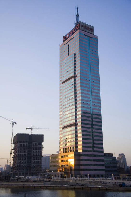 无人,宾馆,高楼大厦,栏杆,竖图,室外,白天,仰视,度假,技术,河流,美景,水,窗户,落地窗,城市风光,城市,大厦,道路,建筑,酒店,路,摩天大楼,公路,天津,中国,亚洲,一排,许多,阴影,整齐,并列,并排,光线,英文,标志,文字,影子,支架,字符,字母,河水,景观,水流,围栏,交通,很多,娱乐,设备,标识,建设,护栏,玻璃窗,架子,脚手架,排列,施工,红色,蓝色,蓝天,天空,阳光,建筑工地,天,享受,休闲,机械,起重机,汉字,景色,放松,晴朗,酒家,吊机,英文字母,支撑,旅社,固定,工程,队列,中文,平行,玻璃幕墙,塔吊,东亚,万里无云,中华人民共和国,华北地区,国文,华文,地盘,建筑地盘,施工地盘,天津市,河北区,晴空,晴空万里,马路,彩图,低角度拍摄,大楼,高层建筑,高楼,工地,客店,客栈,旅店,旅馆,摩天楼,商旅,稳固,津,标准节,塔式起重机,天津远洋宾馆,天津远洋酒店