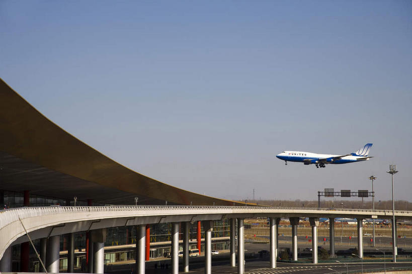 无人,机场,横图,室外,白天,仰视,旅游,度假,窗户,标志建筑,大桥,道路,地标,飞机,飞机场,建筑,路,桥梁,公路,北京,中国,亚洲,一排,许多,飞翔,阴影,整齐,飞行,光线,影子,柱子,墙,高架,桥,交通,首都,很多,翱翔,娱乐,航空,建设,飞,玻璃窗,墙壁,墙面,排列,蓝色,蓝天,天空,阳光,交通工具,天,享受,休闲,旅游胜地,放松,运输,一架,晴朗,客机,队列,载具,高架桥,东亚,高架道路,跨线桥,万里无云,中华人民共和国,北京市,京,北平,华北地区,航空站,空港,晴空,晴空万里,马路,彩图,低角度拍摄