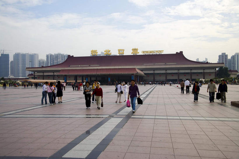 东方人,高楼大厦,走,横图,室外,白天,正面,度假,美景,窗户,城市风光,城市,大厦,建筑,摩天大楼,中国,亚洲,一排,许多,行人,阴影,服装,整齐,光线,英文,标志,瓷砖,地砖,瓦片,文字,影子,字符,字母,墙,屋檐,景观,云,云朵,地面,很多,许多人,云彩,注视,休闲装,黄种人,娱乐,标识,檐,路人,玻璃窗,墙壁,墙面,排列,衣服,黄色,红色,蓝色,白云,蓝天,天空,阳光,天,观察,看,一群人,享受,休闲,休闲服,汉字,景色,放松,服饰,晴朗,观看,英文字母,察看,队列,关注,中文,东亚,广东,珠海,广东省,中华人民共和国,华南地区,粤,国文,华文,珠海市,过客,男人,男性,年轻男性,年轻女性,女人,女性,亚洲人,晴空,步行,散步,走路,半身,彩图,大楼,高层建筑,高楼,摩天楼,珠海香洲,香洲区,香洲,拱北口岸,珠海拱北口岸联检大楼