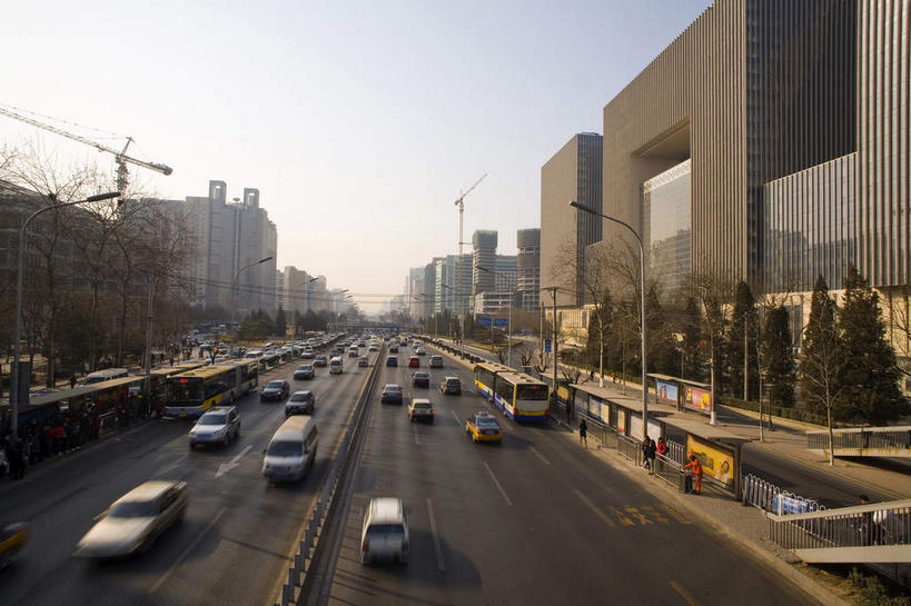 无人,高楼大厦,横图,室外,白天,仰视,度假,技术,美景,窗户,落地窗,城市风光,城市,大厦,道路,建筑,路,路灯,摩天大楼,公路,车站,汽车,照明,北京,中国,亚洲,一排,许多,阴影,整齐,并列,并排,光线,影子,支架,景观,灯光,站台,交通,首都,很多,娱乐,设备,建设,月台,玻璃窗,架子,脚手架,车,灯,排列,施工,蓝色,蓝天,天空,阳光,建筑工地,交通工具,轿车,天,享受,休闲,机械,起重机,景色,放松,晴朗,吊机,支撑,照亮,固定,工程,照明设备,队列,载具,平行,玻璃幕墙,塔吊,东亚,万里无云,中华人民共和国,北京市,京,北平,华北地区,朝阳区,地盘,建筑地盘,施工地盘,晴空,晴空万里,马路,彩图,低角度拍摄,大楼,高层建筑,高楼,工地,公共汽车站,摩天楼,汽车车站,汽车站,北京CBD,北京商务中心区,中国北京大北窑,稳固,北京CBD万达广场,标准节,塔式起重机