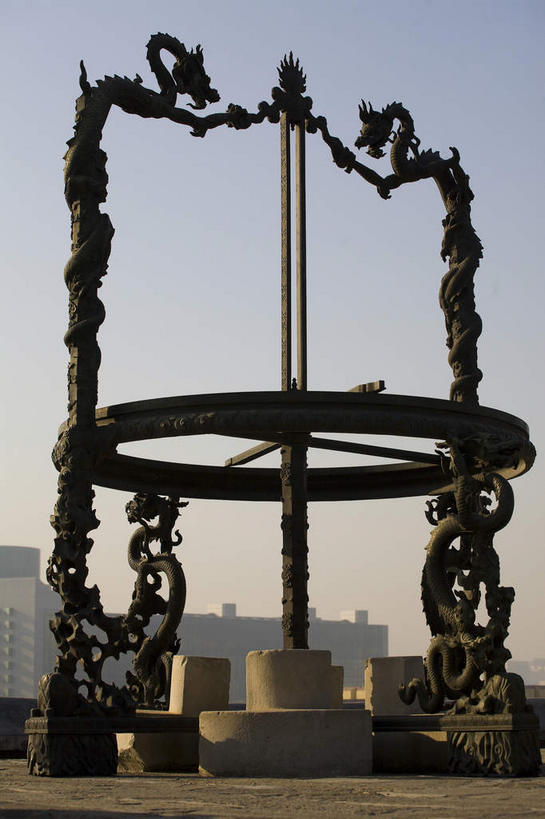 无人,家,竖图,室外,白天,仰视,旅游,度假,成功,机器,标志建筑,地标,建筑,金属制品,雕塑,北京,中国,亚洲,两条,阴影,艺术,装饰,环绕,缠绕,光线,测量,金属,龙,雕刻,雕像,影子,柱子,房屋,屋子,首都,背光,娱乐,建设,楼房,住宅,蓝色,蓝天,天空,阳光,工艺品,天,享受,休闲,机械,旅游胜地,放松,晴朗,纪念,测量工具,美术,衡量,高贵,主题,图腾,传说,纠缠,逆光,陈列,东亚,万里无云,经纬仪,中华人民共和国,北京市,京,北平,华北地区,量具,量仪,功能,美学,祥瑞,灵兽,权势,尊荣,丈量,幸运,晴空,晴空万里,彩图,低角度拍摄,房子,西直门,北京天文馆,地平经纬仪,地平经仪