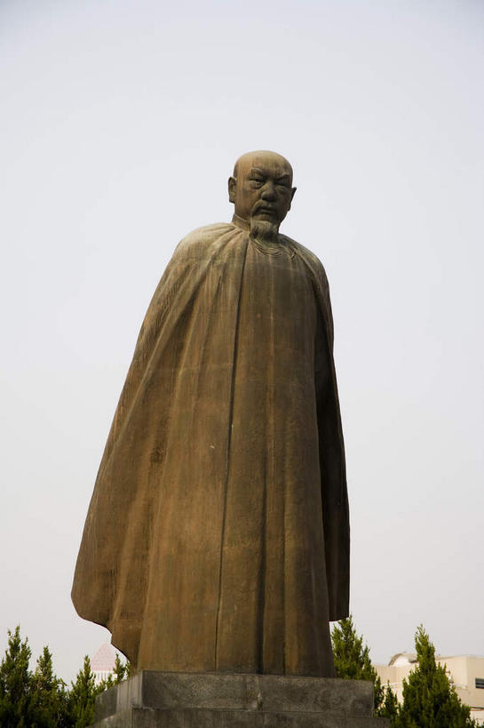 东方人,一个人,无人,博物馆,站,竖图,室外,白天,仰视,旅游,度假,植物,标志建筑,地标,建筑,雕塑,中国,亚洲,仅一个男性,仅一个人,研究,艺术,装饰,雕刻,雕像,乌云,云,阴天,云朵,教育,云彩,黄种人,娱乐,建设,外套,树,树木,一个,绿色,天空,自然,工艺品,天,站着,仅一个老年男性,享受,休闲,披风,旅游胜地,放松,生长,单个,成长,纪念,展览,美术,昏暗,阴沉,欣赏,主题,斗篷,陈列,福建,东亚,福建省,中华人民共和国,华东地区,省会,功能,美学,闽,福州,福州市,典藏,老年男性,男人,男性,亚洲人,外衣,站立,彩图,低角度拍摄,全身,鼓楼区,莲蓬衣,福建博物院,福建省博物馆,福建省立科学馆