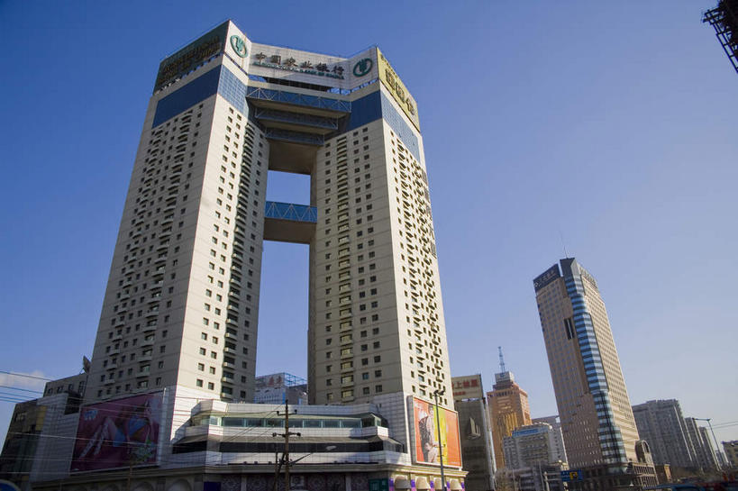 无人,家,高楼大厦,横图,室外,白天,仰视,旅游,度假,植物,窗户,落地窗,标志建筑,大厦,地标,建筑,摩天大楼,天津,中国,亚洲,一排,许多,阴影,整齐,并列,并排,光线,影子,房屋,屋子,很多,娱乐,建设,楼房,玻璃窗,住宅,树,树木,排列,蓝色,绿色,蓝天,天空,阳光,自然,天,享受,休闲,旅游胜地,放松,生长,晴朗,成长,队列,平行,玻璃幕墙,东亚,万里无云,中华人民共和国,华北地区,天津市,和平区,晴空,晴空万里,彩图,低角度拍摄,房子,大楼,高层建筑,高楼,摩天楼,津,凯旋门大厦