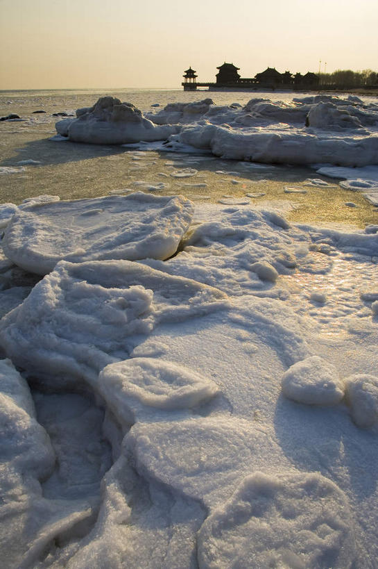 无人,竖图,室外,白天,正面,旅游,度假,海浪,海洋,名胜古迹,日落,沙滩,雪,大雪,标志建筑,地标,建筑,中国,亚洲,遗迹,沙子,墙,海岸,积雪,浪花,晚霞,霞光,雪景,冬季,冬天,落日,沙地,背光,古迹,文物,娱乐,建设,城墙,古建筑,墙壁,墙面,海水,黄昏,享受,休闲,旅游胜地,彩霞,放松,寒冷,坚硬,防御,逆光,海景,古文明,东亚,中华人民共和国,华北地区,严寒,河北,河北省,冀,秦皇岛,秦皇岛市,夕照,薄暮,坚固,大海,风浪,海,海水的波动,海滩,近岸浪,涌浪,夕阳,彩图,傍晚,斜阳,老龙头,秦皇岛老龙头,山海关,山海关长城,山海关区,天下第一关,榆关